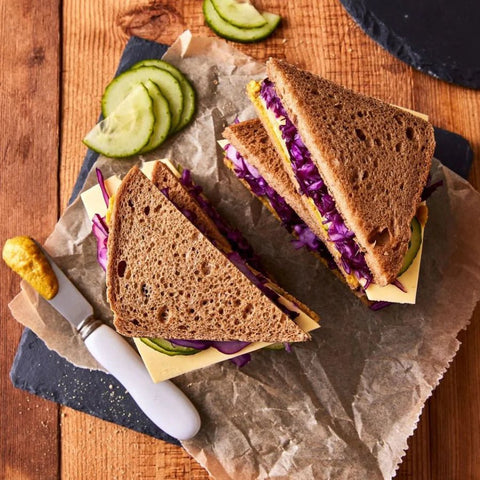 Bio Grainy glutenvrij brood geserveerd met toppings – Glutsenza