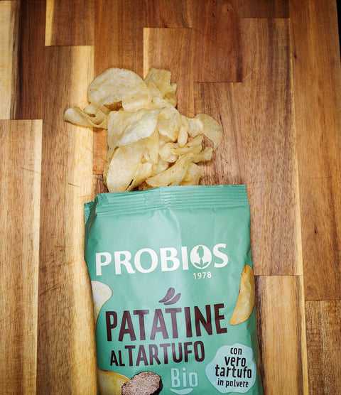 Sfeerbeeld van glutenvrije truffel chips op plankje hout