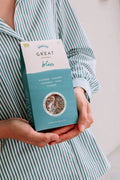 Lifestyle foto: hand die GR'EAT Granola Bliss vast heeft