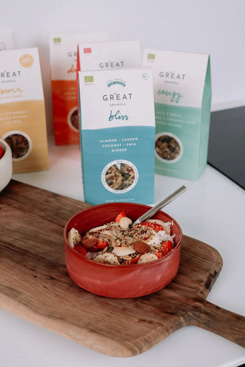 Close-up van de Granola Bliss met noten, kers en gember