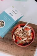 Serveersuggestie: GR'EAT Granola Bliss als topping op yoghurt met kersen