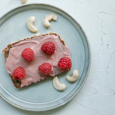 Serveersuggestie: GR'EAT Cheeky Spread met frambozen