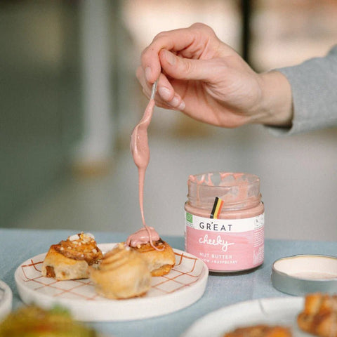 Een kom met granola, yoghurt en de Cheeky spread