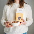 Lifestyle foto: vrouw die Granola Bananenbrood eet uit een kom
