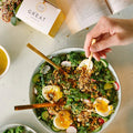 Serveersuggestie: Hartige Granola Provence als topping op een salade
