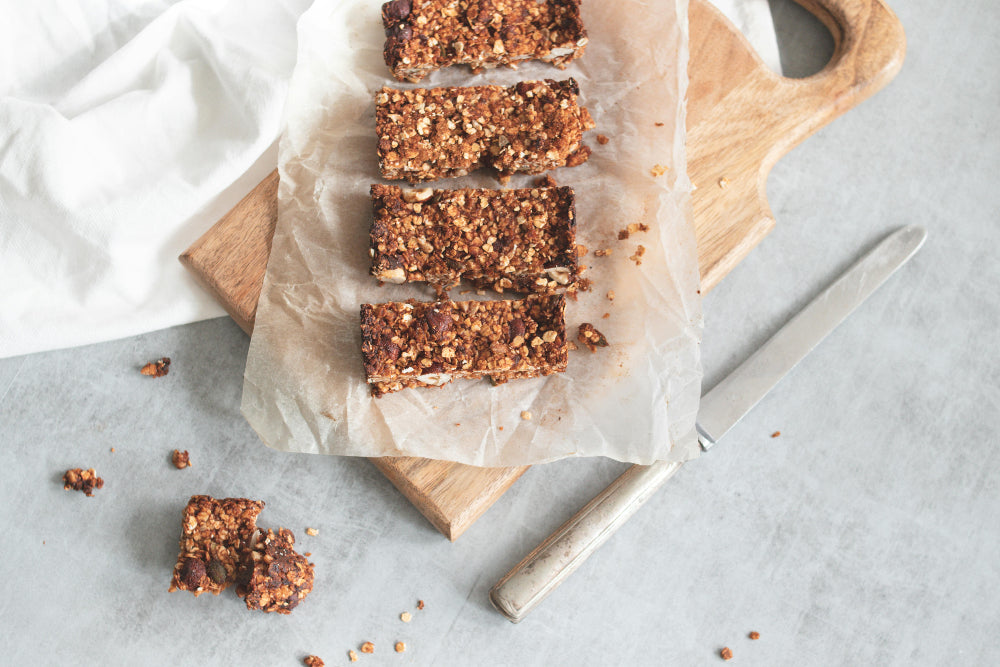 Glutenvrije broodrepen op een houten plank in een rustige keukensetting