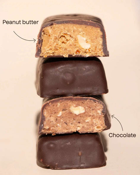 Stapel van doorgesneden Pulse Chocolade proteïne repen die de textuur tonen