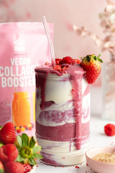 Serveersuggestie: roze smoothie met Vegan Collagen poeder en vers fruit