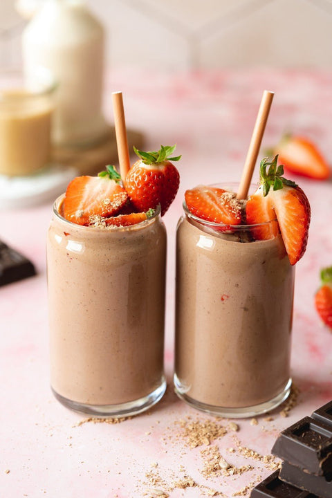 Twee glazen met een bereide Super Ontbijt Cacao & Hazelnoot smoothie