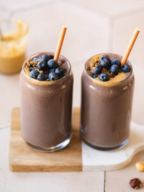 Bereide Super Ontbijt smoothie met een rietje