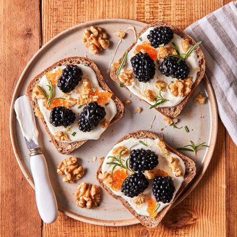 Sneetjes glutenvrij zuurdesembrood met chia en quinoa op houten plank – Glutsenza